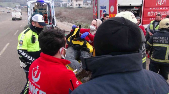 Direğe Çarpan Otomobilde Sıkışan Sürücüyü Zamanla Yarışarak Kurtardılar