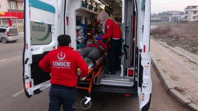Direğe Çarpan Otomobilde Sıkışan Sürücüyü Zamanla Yarışarak Kurtardılar