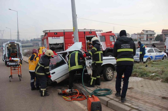 Direğe Çarpan Otomobilde Sıkışan Sürücüyü Zamanla Yarışarak Kurtardılar