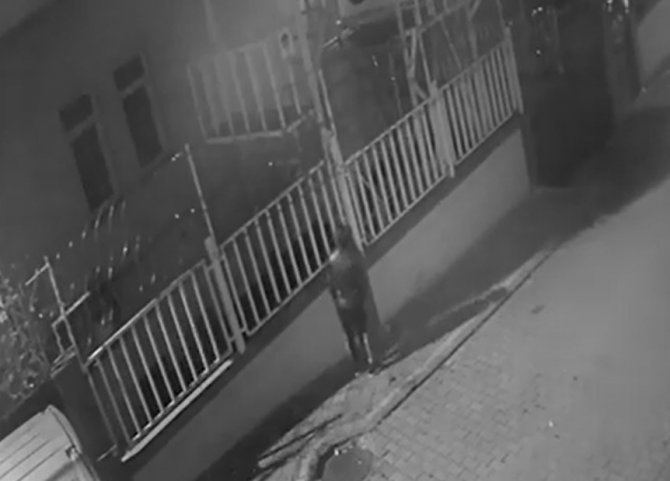 Kablo Hırsızlarının Rahat Tavırları Kamerada