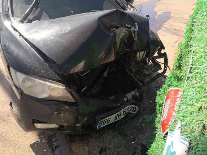 Otomobil Refüjdeki Ağacı Söküp Karşı Şeritteki Çöp Konteynerine Çarptı