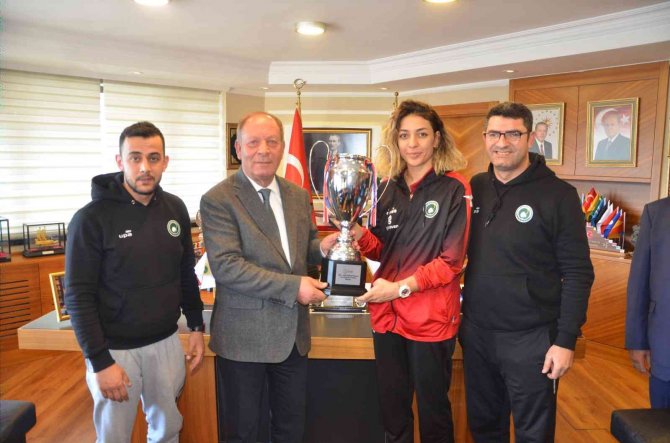 Ereğli Belediyespor Bayan Voleybol Takımı 1. Lige Yükseldi