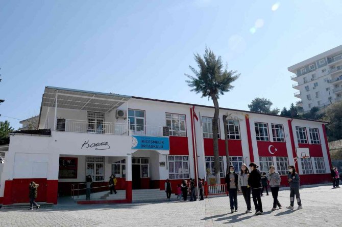 Kuşadası Belediyesi’nden İ̇kiçeşmelik Ortaokulu’na Tadilat Desteği