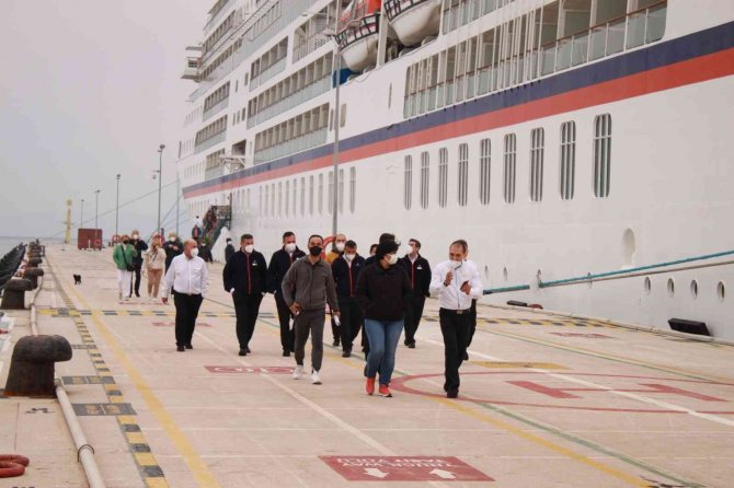 Kuşadası’na Gemi İle 145 Yolcu Geldi