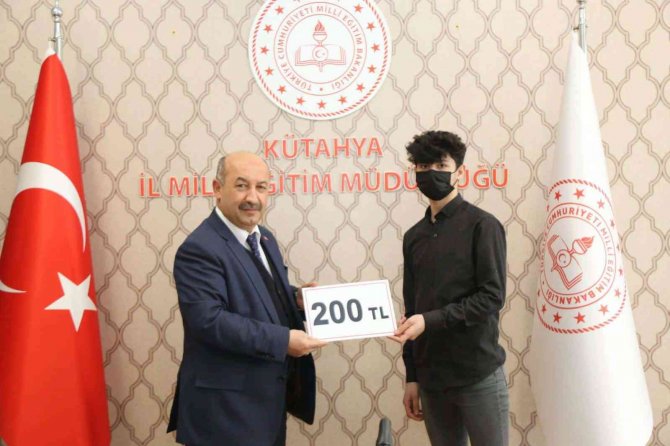 Kütahya’da Şiir Yarışmasında Dereceye Öğrenciler Ödüllendirildi