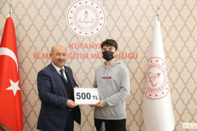 Kütahya’da Şiir Yarışmasında Dereceye Öğrenciler Ödüllendirildi