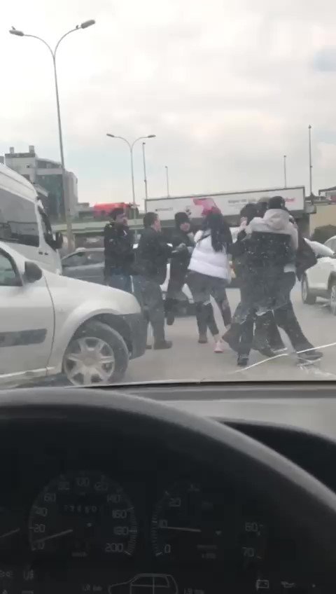 Maltepe’de Yol Verme Kavgasında Tekmeler Yumruklar Havada Uçuştu