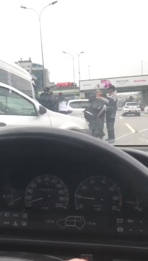 Maltepe’de Yol Verme Kavgasında Tekmeler Yumruklar Havada Uçuştu