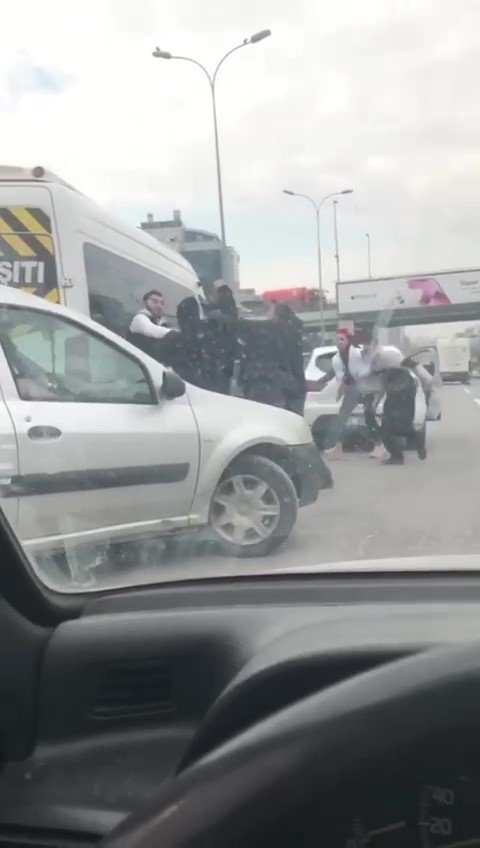 Maltepe’de Yol Verme Kavgasında Tekmeler Yumruklar Havada Uçuştu