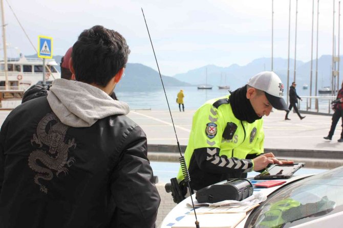Marmaris’te Motosiklet Sürücülerine Kask Uygulaması