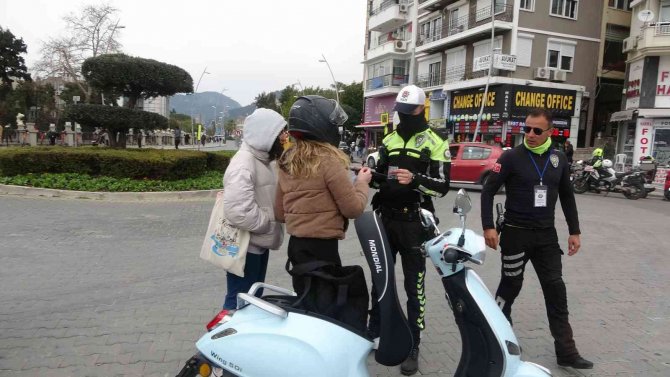 Marmaris’te Motosiklet Sürücülerine Kask Uygulaması