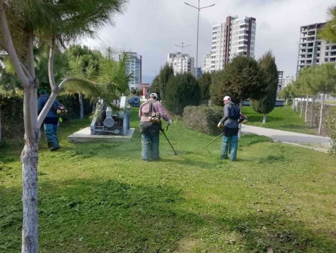 Toroslar’da Park Ve Yeşil Alanlar Bakımdan Geçiriliyor