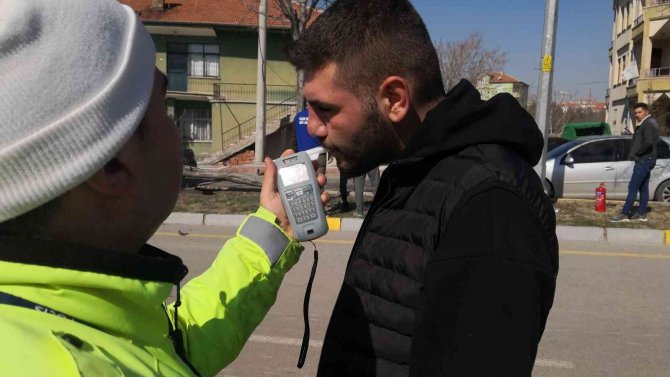 Otomobil Refüjdeki Ağacı Söküp Karşı Şeritteki Çöp Konteynerine Çarptı
