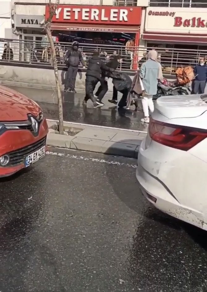 Osmanbey’de Trafikte Kavga Kamerada: Yumruk Darbesiyle Yere Savruldu