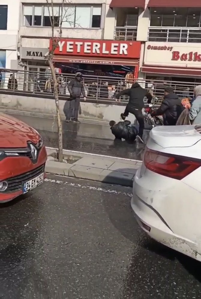 Osmanbey’de Trafikte Kavga Kamerada: Yumruk Darbesiyle Yere Savruldu