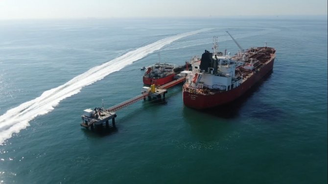 Mersin’e Gelen Gemiden Ayçiçek Yağı Sevkiyatı Başladı