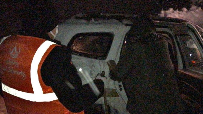 Kar Nedeniyle Evlerinde Mahsur Kalan Çift, 4 Saatlik Çalışma İle Kurtarıldı
