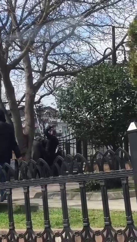 Şehrin Göbeğinde Yaşlıların Kavgası Kamerada