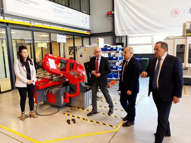 Vali Ve Başkan ’Model Fabrika’yı İnceledi