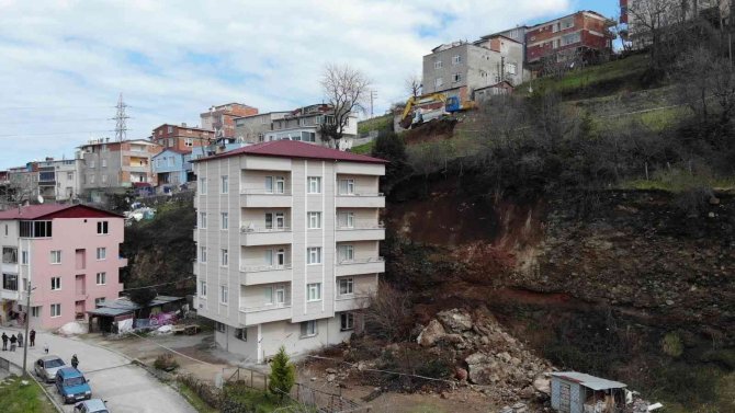 Samsun’da Heyelan Nedeniyle 5 Katlı Bina Boşaltıldı