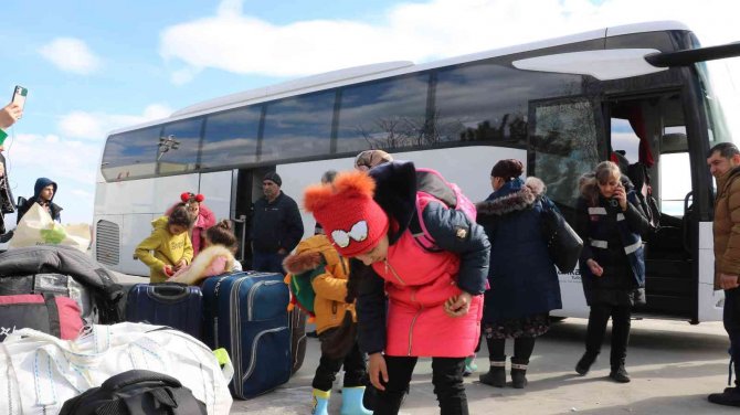 Ukrayna’daki Savaştan Kaçan Azerbaycanlı Kadınlar: “Bizler Savaş İstemiyoruz”