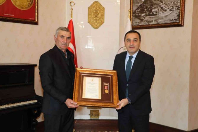 Şehidin "Devlet Övünç Madalyası" Babasına Verildi