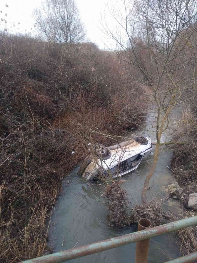 Silivri’de Araç Dereye Uçtu: 1 Yaralı