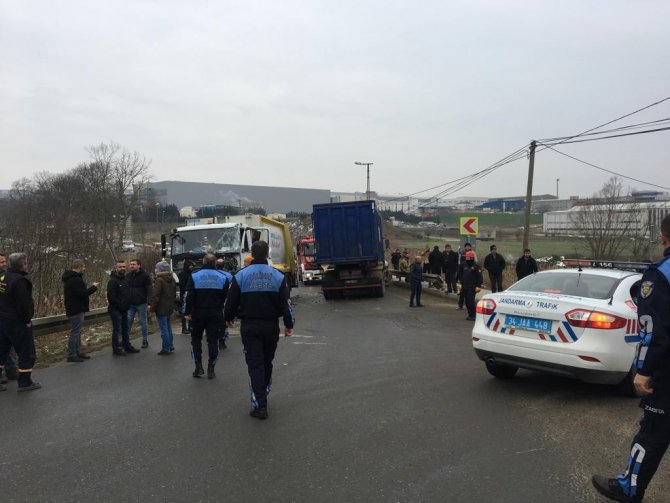 Kamyonlar Kafa Kafaya Çarpıştı: 2 Yaralı