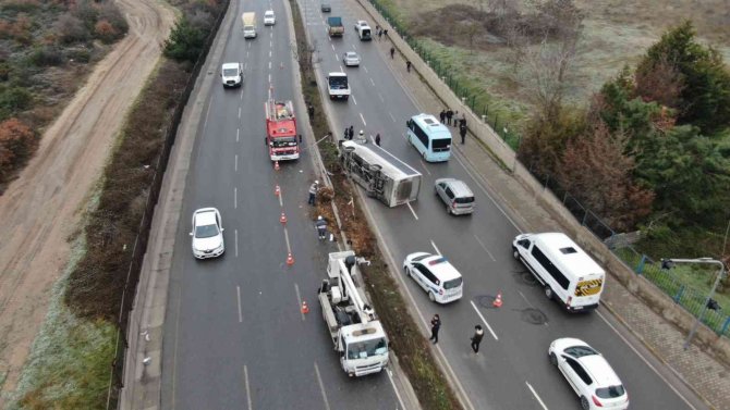 Tuzla’da Midibüs Refüje Çıkıp Yan Yattı: 3 Yaralı