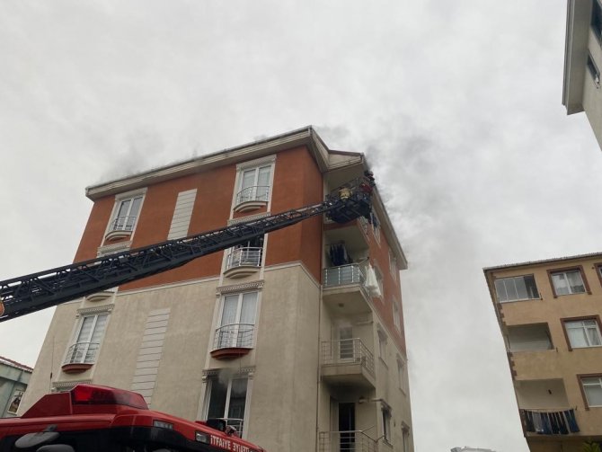 Ümraniye’de Apartman Dairesi Alev Alev Yandı, 10 Kişiyi İtfaiye Kurtardı