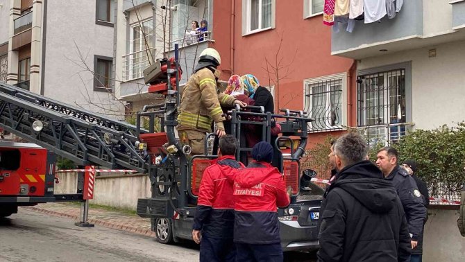Ümraniye’de Apartman Dairesi Alev Alev Yandı, 10 Kişiyi İtfaiye Kurtardı