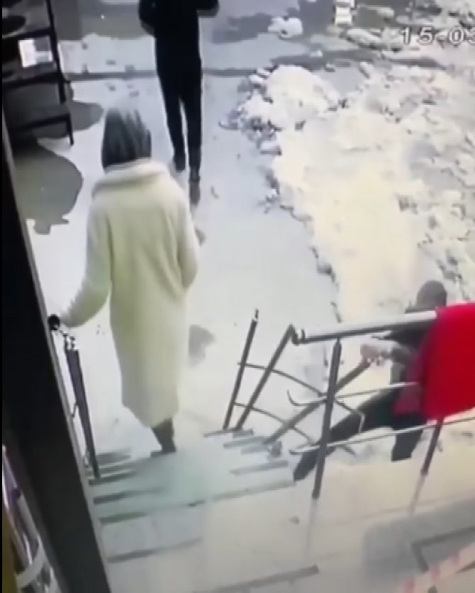 Ümraniye’de Hırsız, Kimseye Aldırış Etmeden Demir Korkulukları Çaldı
