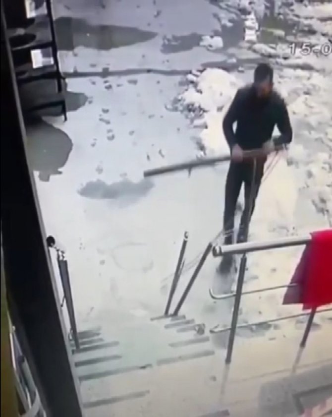 Ümraniye’de Hırsız, Kimseye Aldırış Etmeden Demir Korkulukları Çaldı