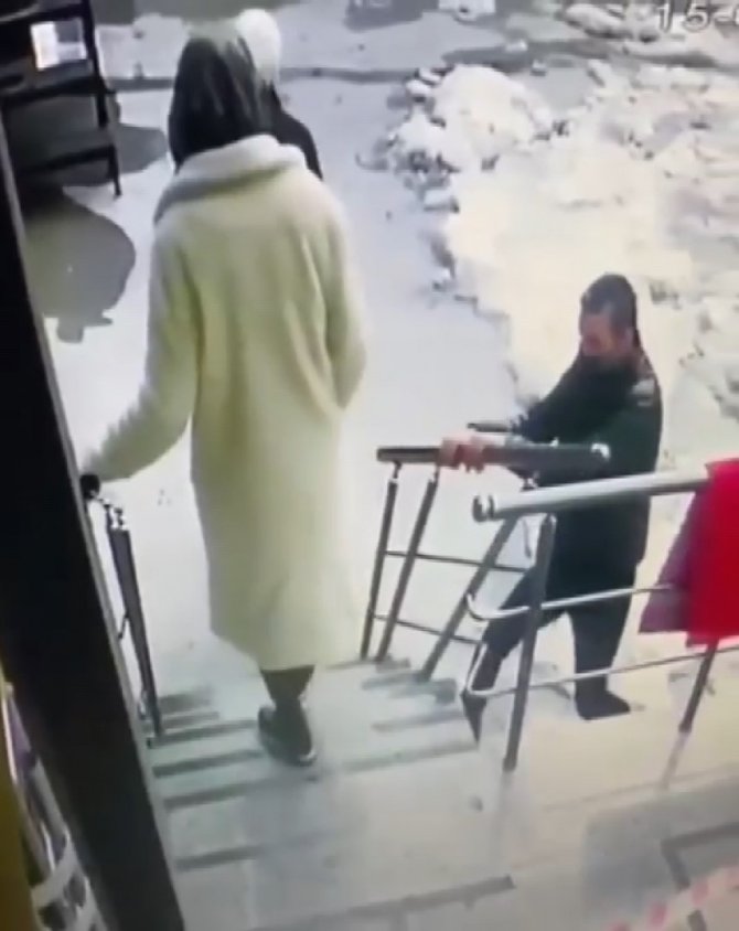 Ümraniye’de Hırsız, Kimseye Aldırış Etmeden Demir Korkulukları Çaldı