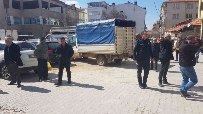 Hasmını İlçenin Göbeğinde Vurdu