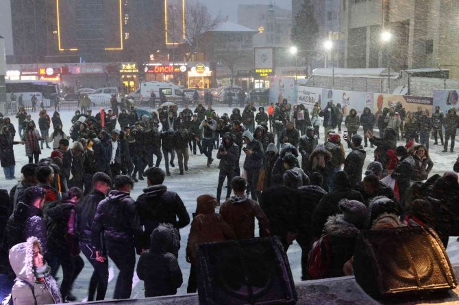 Karlı Havada Festival Coşkusu