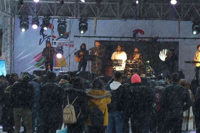 Karlı Havada Festival Coşkusu
