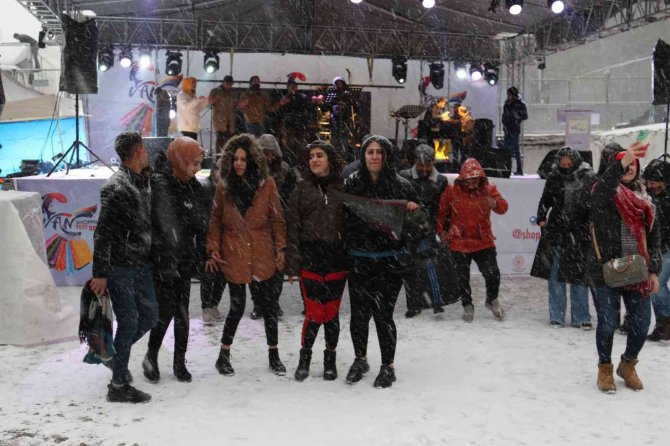 Karlı Havada Festival Coşkusu