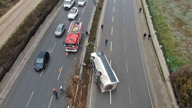 Tuzla’da Midibüs Refüje Çıkıp Yan Yattı: 3 Yaralı