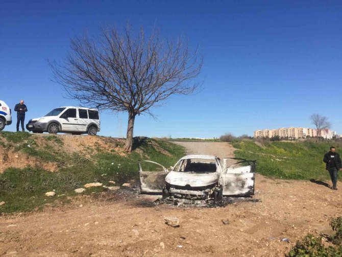 Lüks Otomobil Yakılmış Halde Bulundu
