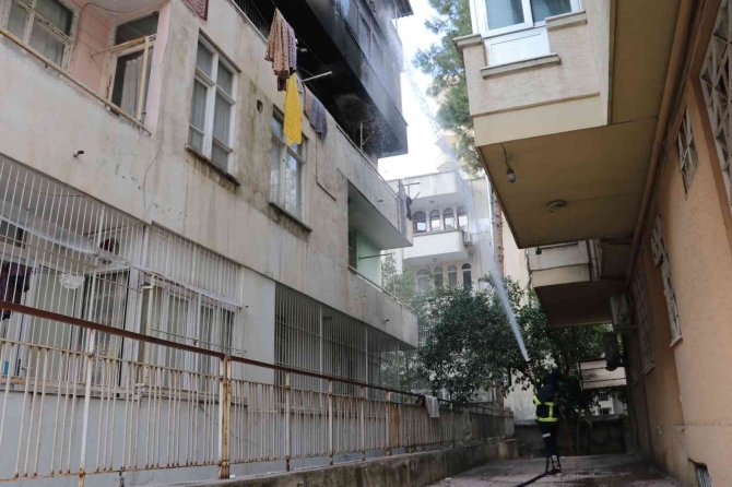 Adana’da 4 Katlı Binada Yangın