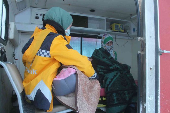 Hastalanan Anne Ve Bebeğine Sağlık Ekipleri Yetişti
