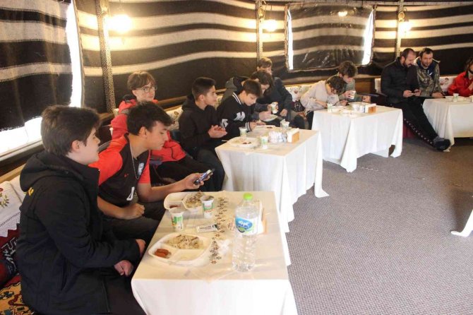 Voleybolcular Konuralp Antik Kenti Gezdi