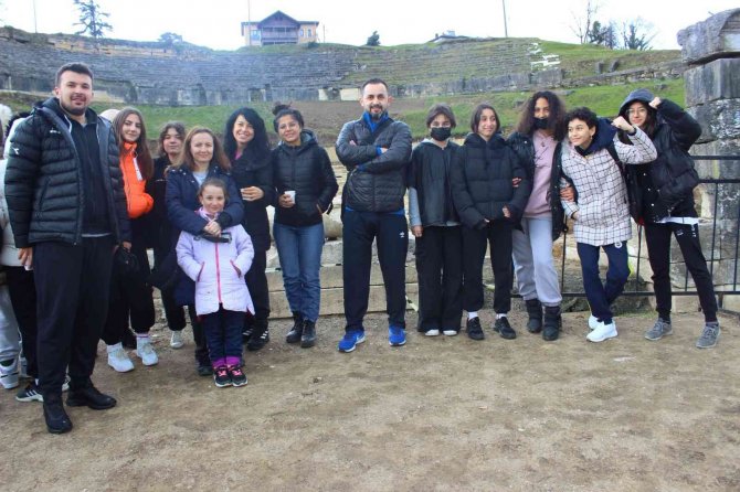 Voleybolcular Konuralp Antik Kenti Gezdi