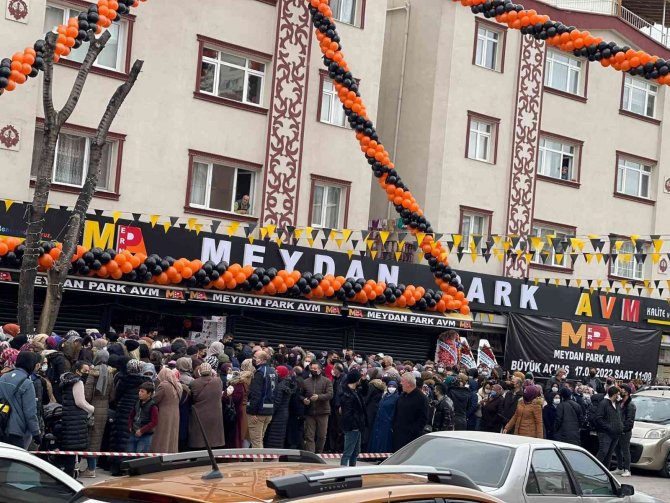 Başkent’te Avm Açılışında İzdiham