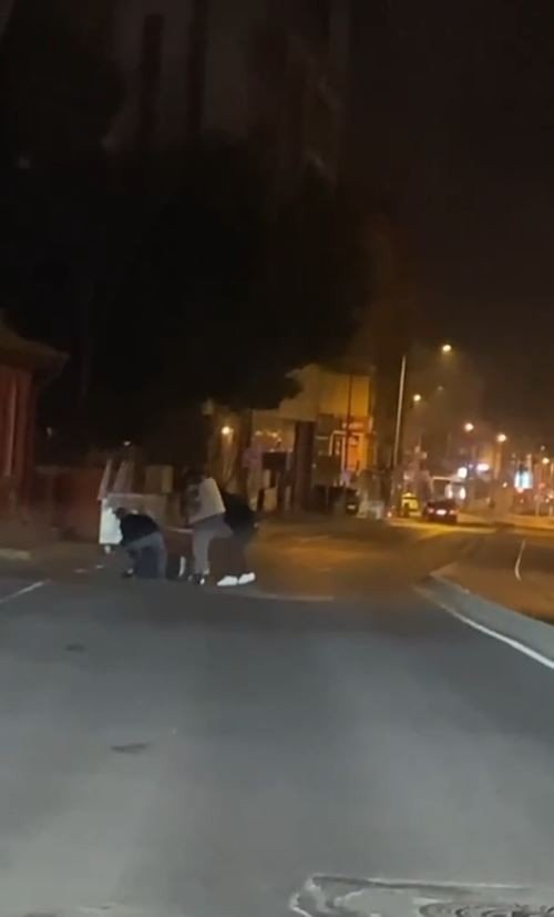 Sokakta Yere Yatırdıkları Adamı Tekme Tokat Dövdüler