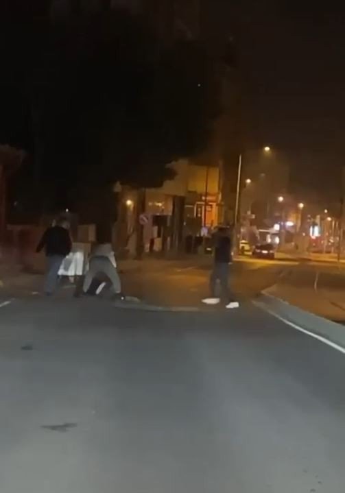Sokakta Yere Yatırdıkları Adamı Tekme Tokat Dövdüler