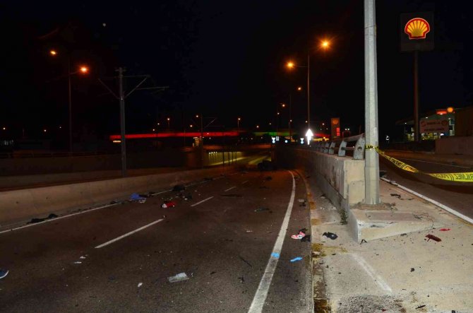Antalya’da Yön Levhasına Çarpan Otomobil Hurdaya Döndü: 3 Ölü