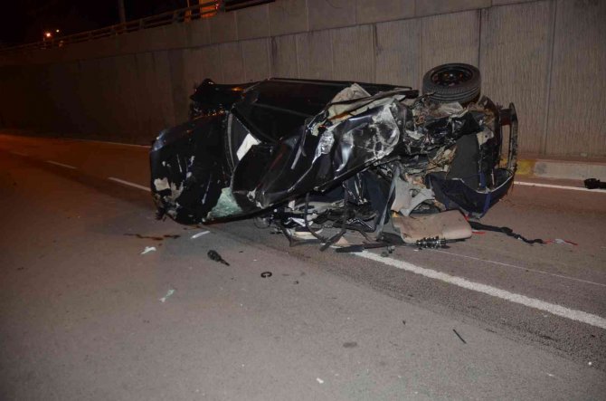 Antalya’da Yön Levhasına Çarpan Otomobil Hurdaya Döndü: 3 Ölü