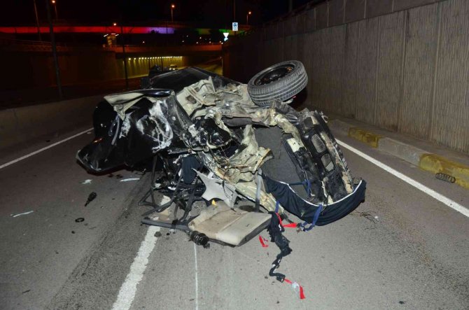 Antalya’da Yön Levhasına Çarpan Otomobil Hurdaya Döndü: 3 Ölü